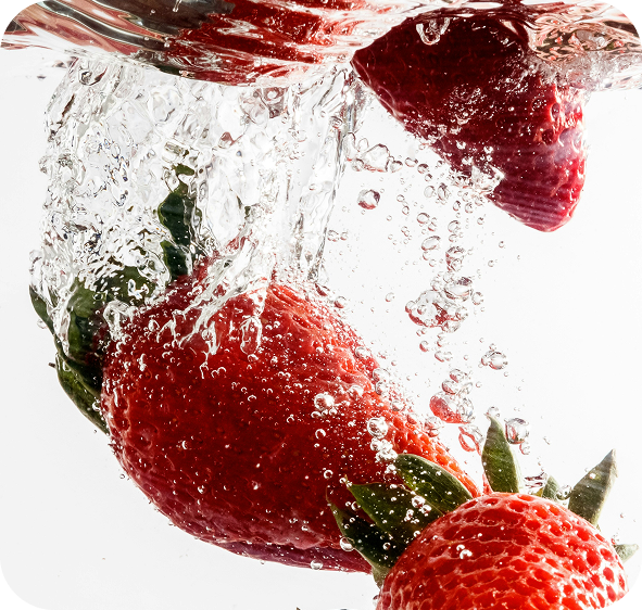 Fresh strawberries and apples, natural sources of fisetin